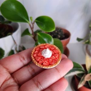 1:6 Scale Strawberry Pie Miniature